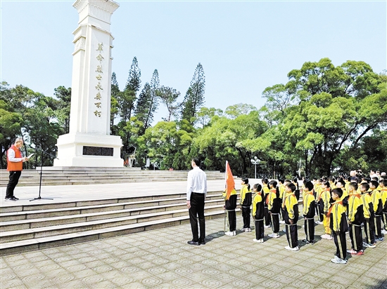 “豐碑下的思政課”在新會黃云山革命烈士紀念碑前開課了，同學們通過“實景課堂”憶崢嶸歲月，緬懷革命先烈。