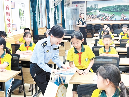 通過有獎(jiǎng)問答等活動(dòng)形式，同學(xué)們在歡笑中掌握了法律知識(shí)。