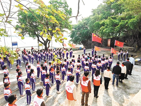 退役軍人、黨員、團(tuán)員代表以及特沙小學(xué)師生代表列隊(duì)整齊，向著國(guó)旗、向著烈士碑行注目禮。