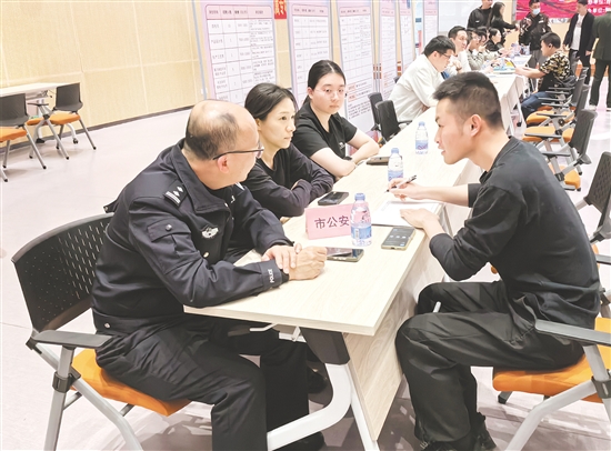 政策咨詢臺前，工作人員詳細(xì)解讀退役軍人就業(yè)補貼、創(chuàng)業(yè)扶持等政策。