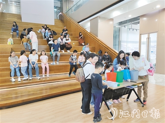 孩子與家長(zhǎng)一起了解節(jié)能減碳的方法。