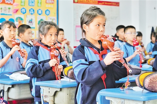 振華學(xué)校為學(xué)生選擇易于學(xué)習(xí)、便于演奏，且適合集體教學(xué)的“小樂器”。