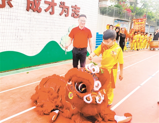 址山小學(xué)相關(guān)負(fù)責(zé)人和學(xué)生代表手持毛筆，飽蘸朱砂，為醒獅點(diǎn)睛。