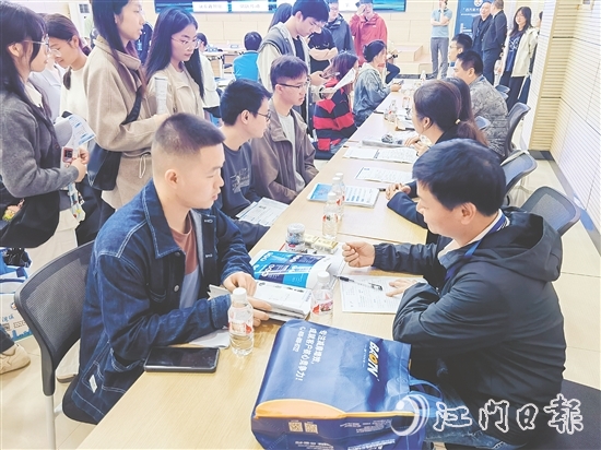 雙選會現(xiàn)場氣氛熱烈，學子們積極與企業(yè)代表溝通交流。