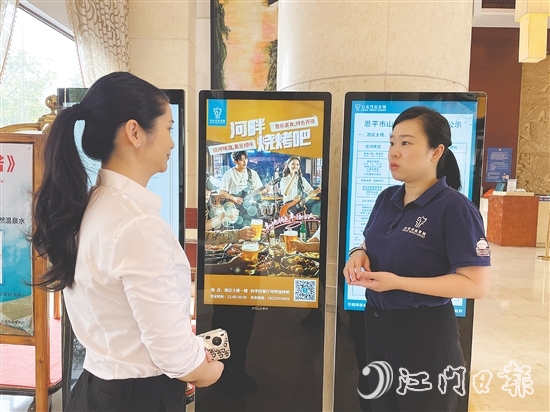黃康怡（右）與酒店工作人員溝通中。