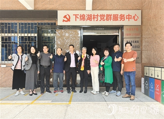 唐仲喜（右五）和兒子（右六）回到丈夫的家鄉(xiāng)東成鎮(zhèn)祭祖、探親。