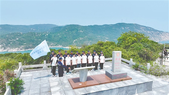 江門市青年學(xué)生國(guó)家安全志愿者宣傳隊(duì)成員在江門圍夾島領(lǐng)?；c(diǎn)為領(lǐng)海界碑描紅。