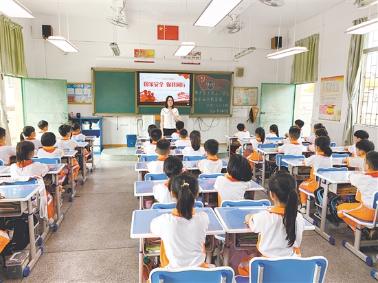 鶴山開展國(guó)家安全進(jìn)校園專題授課。