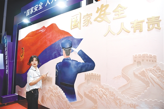 2022年，我市邀請(qǐng)知名壁畫師張麗佳在大型商超現(xiàn)場(chǎng)創(chuàng)作了一幅2.44米高的巨型浮雕壁畫——《國(guó)家安全人人有責(zé)》。