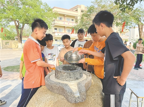 把傳統(tǒng)工具搬入校園，讓學(xué)生通過(guò)親身實(shí)踐感受先輩的勞動(dòng)智慧，在勞動(dòng)中感知生活的氣息。