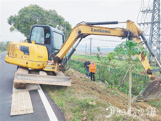 路政執(zhí)法人員安全有序地開展清理工作，恢復(fù)路肩原狀。