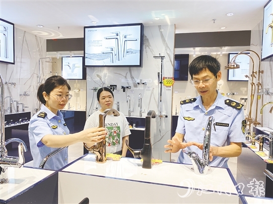 開平市市場監(jiān)管局工作人員深入企業(yè)，宣講知識(shí)產(chǎn)權(quán)保護(hù)政策法規(guī)。