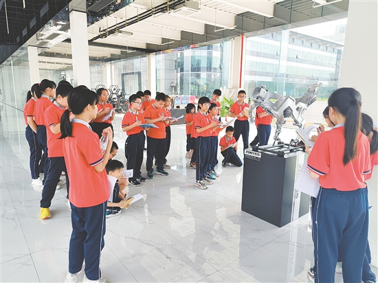 學生們走進企業(yè)，近距離感受智能工業(yè)的魅力。