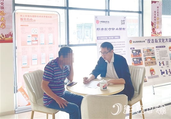 在調(diào)解過程中，江磊泉（右）為群眾普法。