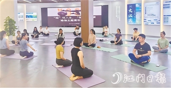 學(xué)員們進(jìn)行靜坐冥想與呼吸調(diào)整，進(jìn)入放松狀態(tài)。