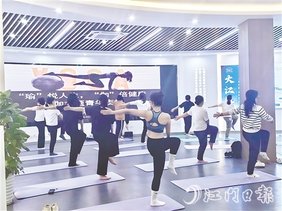 學(xué)員們跟隨導(dǎo)師練習(xí)，在體式轉(zhuǎn)換中體會(huì)力量與柔韌的平衡。