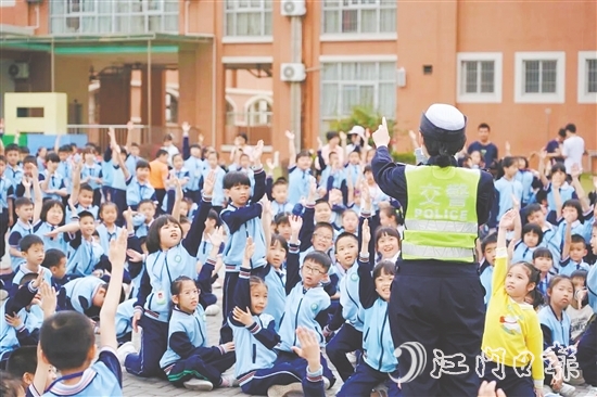 學(xué)生們踴躍參與互動問答。