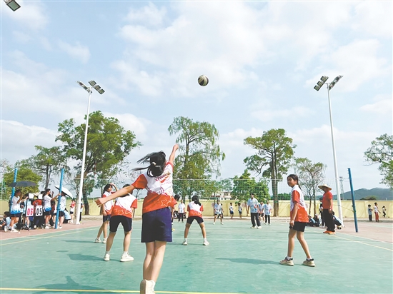 白沙鎮(zhèn)中心小學舉行首屆班際排球超級聯(lián)賽。