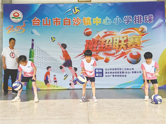 低年級學生在“拍球大挑戰(zhàn)”限時比賽中展開比拼。