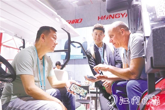 在江門鴻雅科技有限公司展位現(xiàn)場，來自美國邁阿密的客商正積極與企業(yè)商討合作方式。劉淑君