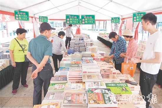 市民在購書區(qū)挑選圖書。