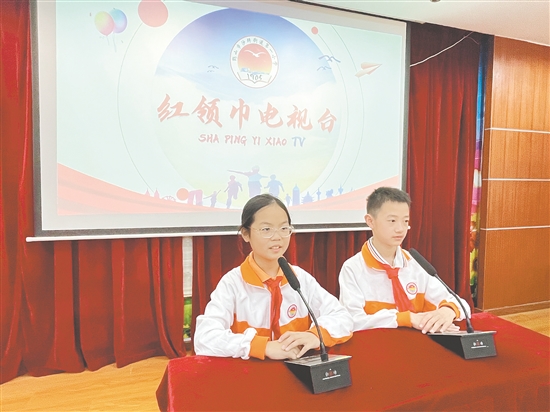 沙坪街道第一小學(xué)結(jié)合學(xué)生實(shí)際需求，積極打造豐富多彩的“小海鷗”節(jié)目?jī)?nèi)容。圖為學(xué)生在為“紅領(lǐng)巾電視臺(tái)”錄制節(jié)目。