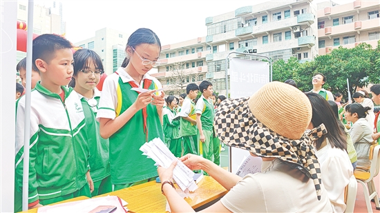 游戲區(qū)設(shè)置了多個(gè)游戲攤位，考驗(yàn)學(xué)生的朗讀能力、科學(xué)知識(shí)儲(chǔ)備、詩(shī)詞知識(shí)儲(chǔ)備、語(yǔ)言組織能力及口頭表達(dá)能力。