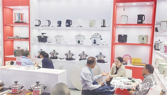 廣交會(huì)現(xiàn)場(chǎng)，新會(huì)企業(yè)展區(qū)吸引不少客商駐足洽談新商機(jī)。