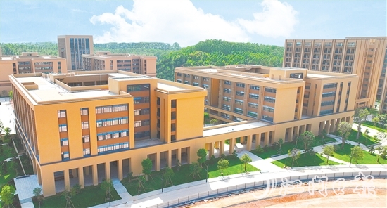 雙水鎮(zhèn)將全力打造大灣區(qū)國際職教城。圖為建設(shè)中的廣州軟件學(xué)院江門校區(qū)。