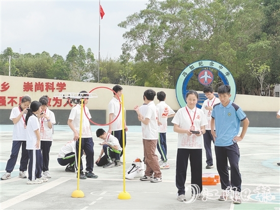 學(xué)生們體驗操控?zé)o人機(jī)的樂趣。