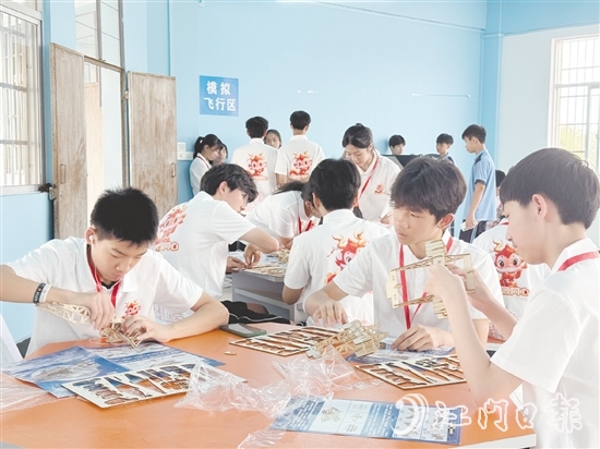 學(xué)生們拼裝“馮如一號”模型。
