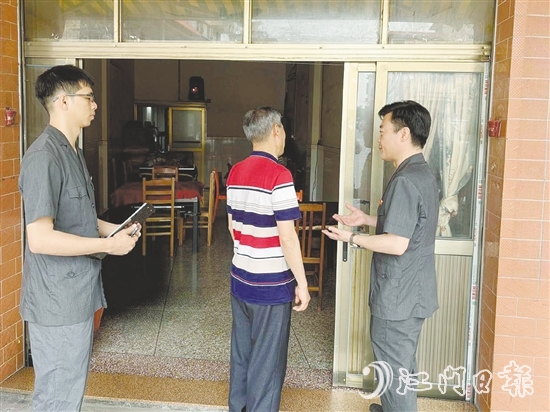 法官到李大爺家回訪，發(fā)現(xiàn)損壞的房屋已經(jīng)基本修復(fù)。