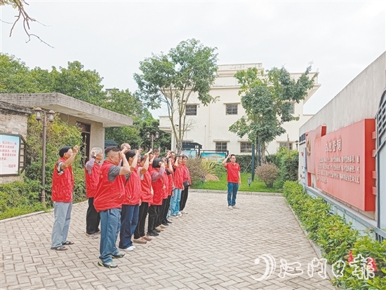 發(fā)展紅色旅游是以敬村振興鄉(xiāng)村產(chǎn)業(yè)的重要抓手，該村充分挖掘利用本地紅色資源，打造沉浸式研學體驗。