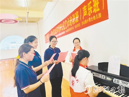 學(xué)員們在老師的指導(dǎo)下練習(xí)發(fā)聲技巧。