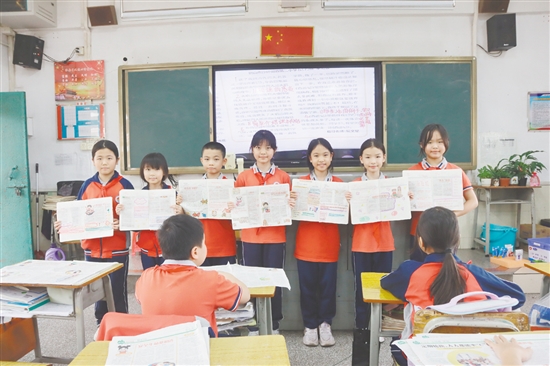 蓬江區(qū)發(fā)展小學學生展示讀書筆記。
