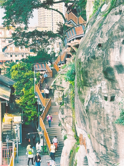 沿山城步道拾級(jí)而上，感受重慶山城的魅力。