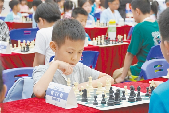 棋手們在棋盤上智力交鋒。