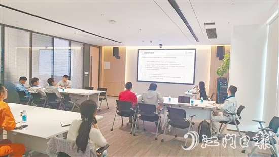 培訓(xùn)現(xiàn)場(chǎng)，企業(yè)工作人員認(rèn)真了解歐盟碳關(guān)稅政策。