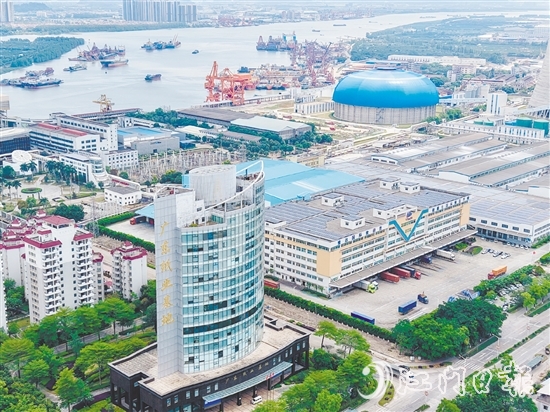 雙水鎮(zhèn)產(chǎn)業(yè)基礎(chǔ)雄厚。圖為廣東銀洲湖紙業(yè)基地。