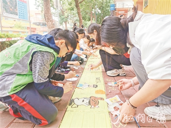 大家手持畫(huà)筆，用實(shí)際行動(dòng)營(yíng)造理解、尊重、關(guān)心視障人士的濃厚氛圍。