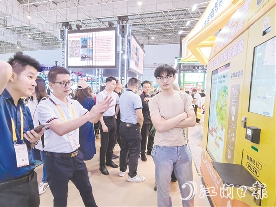 方便米飯、方面湯水只需要在智能售賣(mài)機(jī)配套的微波爐上加熱便可品嘗，便捷、美味又營(yíng)養(yǎng)。