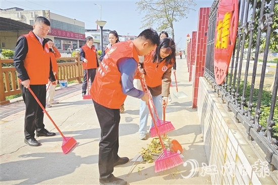江門(mén)置業(yè)發(fā)展的黨員多次開(kāi)展清潔志愿服務(wù)活動(dòng)，助力鄉(xiāng)村人居環(huán)境改善。