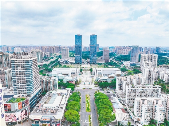 環(huán)市街道位于蓬江區(qū)中心區(qū)域，位于珠三角“1小時(shí)商圈”內(nèi)，交通便利，區(qū)位優(yōu)勢(shì)明顯。圖為環(huán)五邑華僑廣場(chǎng)商圈一帶。劉淑君