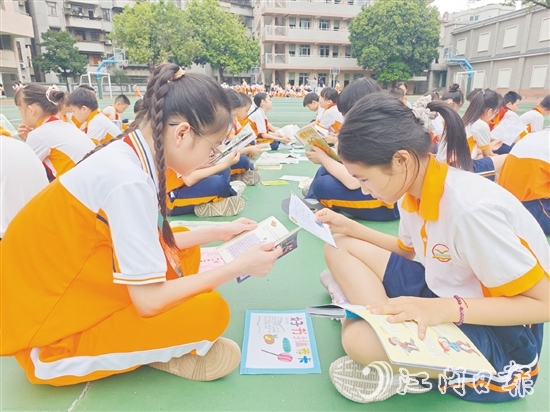 沙坪一小學(xué)生根據(jù)“好書推薦卡”的引導(dǎo)，認(rèn)真品讀圖書。