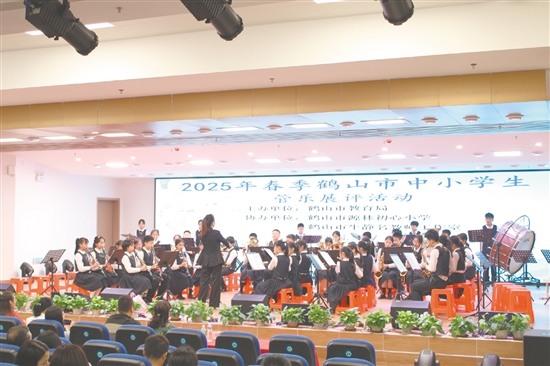 各管樂(lè)團(tuán)依次登臺(tái)，以飽滿的熱情演繹管樂(lè)藝術(shù)的多元魅力。