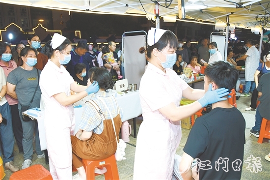 中醫(yī)“大咖”化身攤主，為市民提供“一對(duì)一”問診、健康指導(dǎo)等服務(wù)。