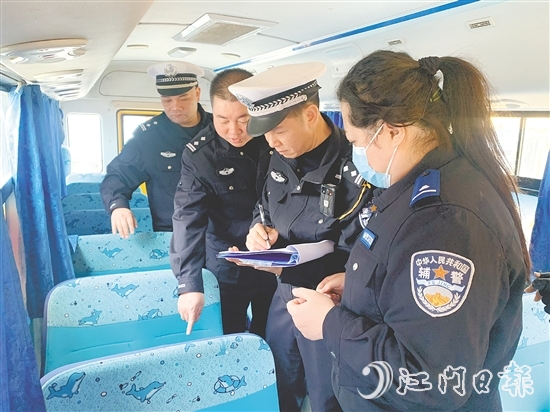 交警聯(lián)合教育部門(mén)對(duì)恩平市校車(chē)開(kāi)展全面排查。