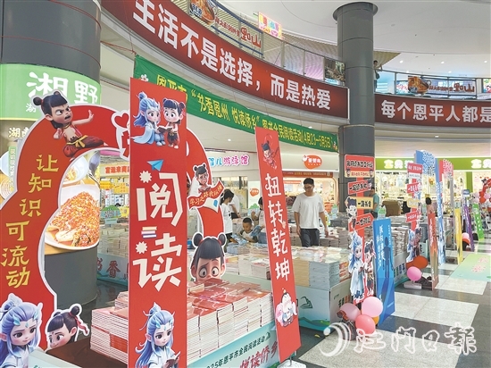 活動現(xiàn)場有5萬多冊書籍供大家免費閱讀。