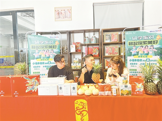 羅家宏（中）在直播帶貨。