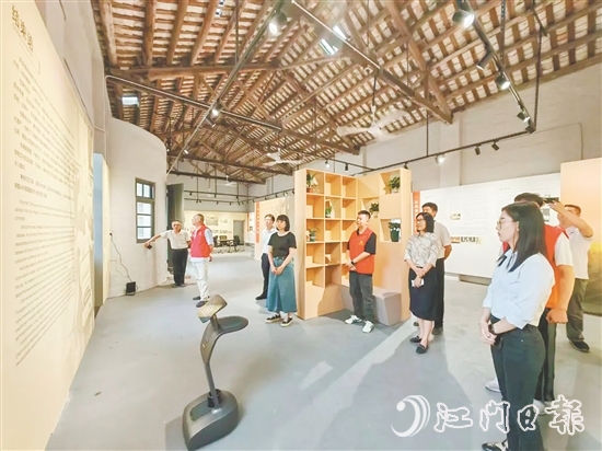 智能機(jī)器人為大家講解陳榮捷事跡。